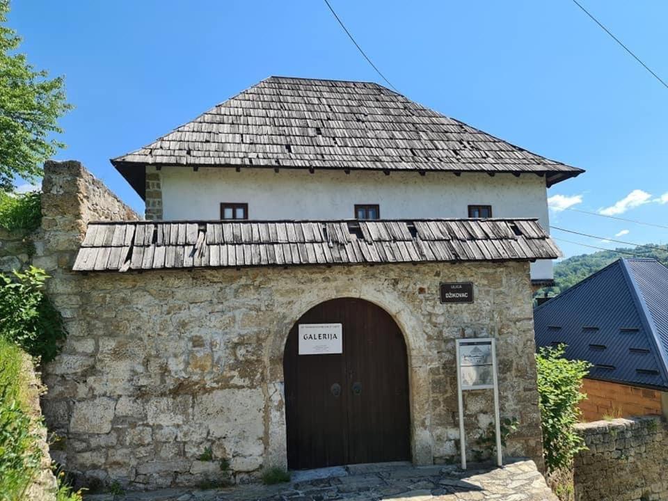 Amar Apartmani, Nyaraló *